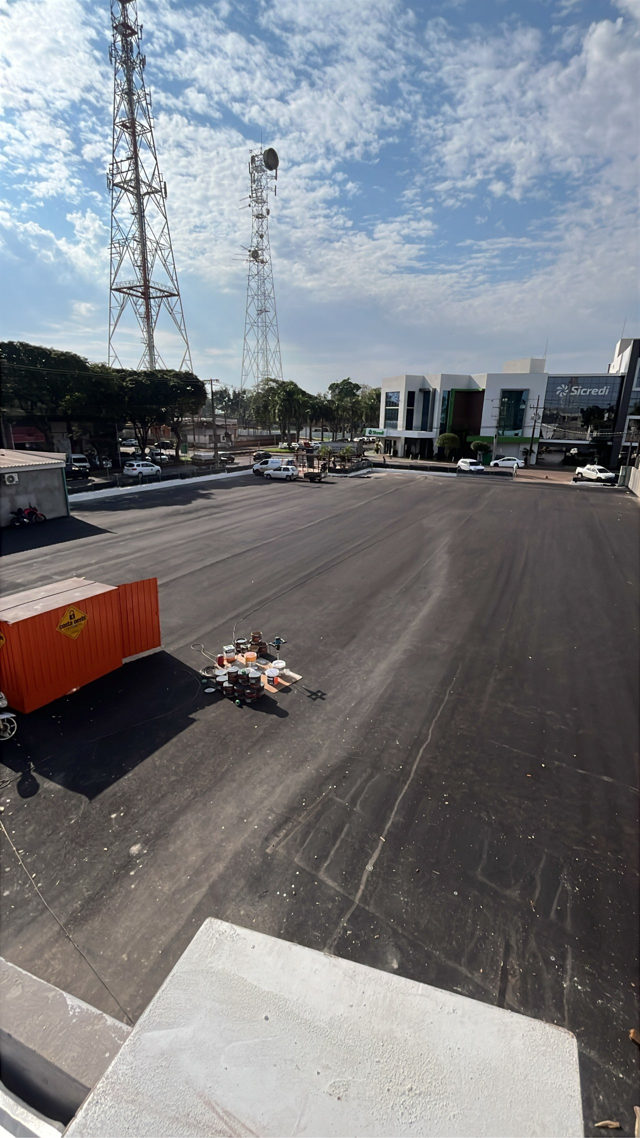 Obra Construforma / ADM Sicredi Aliança: Estacionamento Sende: pintura de faixas em três cores e fornecimento e instalação de 144 bate-rodas.